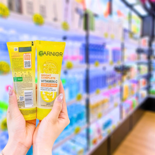 Gel Rửa Mặt Garnier Vitamin C Sạch Sâu Dịu Nhẹ Sáng Da 100ml